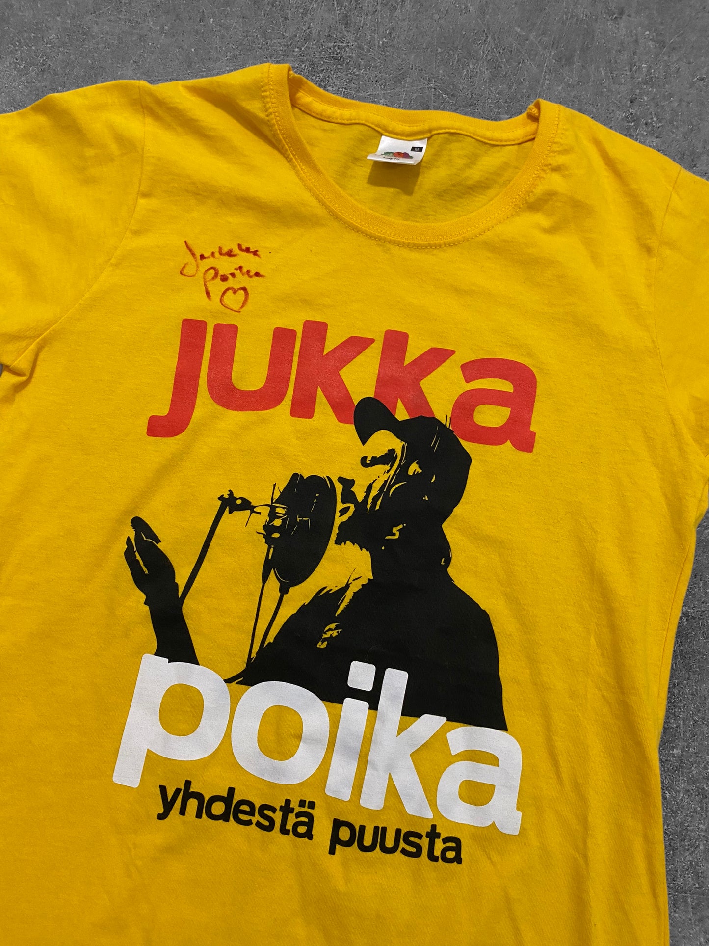 Jukka Poika Bändipaita Nimikirjoituksella (M)